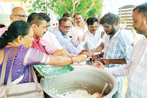 ಜನಗಣತಿಯ ಗಣತಿದಾರರು ಹಾಗೂ ಮೇಲ್ವಿಚಾರಕರಿಗೆ ಹೂವಿನ ಹಡಗಲಿಯ ಎಸ್‌ಆರ್‌ಎಂಪಿಪಿ ಸರ್ಕಾರಿ ಪದವಿ ಕಾಲೇಜಿನಲ್ಲಿ ನಡೆಯುತ್ತಿರುವ ತರಬೇತಿ ಕಾರ್ಯಕ್ರಮದಲ್ಲಿ ಶುಕ್ರವಾರ ಮಧ್ಯಾಹ್ನ ಊಟ ದೊರೆಯದ ಕಾರಣ ಮಜ್ಜಿಗೆ ಪಡೆಯಲು ಮುಗಿಬಿದ್ದ ಸಿಬ್ಬಂದಿ.