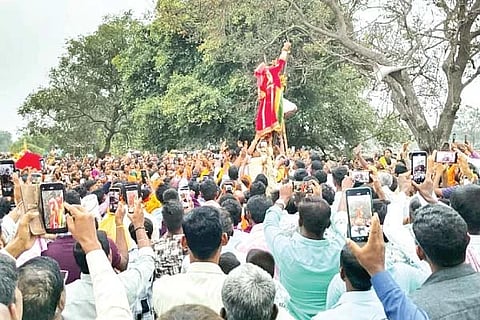 ಹಕ್ಕಂಡಿ ಗ್ರಾಮದಲ್ಲಿ ಶ್ರೀ ಮೈಲಾರಲಿಂಗೇಶ್ವರ ಸ್ವಾಮಿ ಕಾರ್ಣಿಕೋತ್ಸವ ಅದ್ದೂರಿಯಾಗಿ ಜರುಗಿತು.