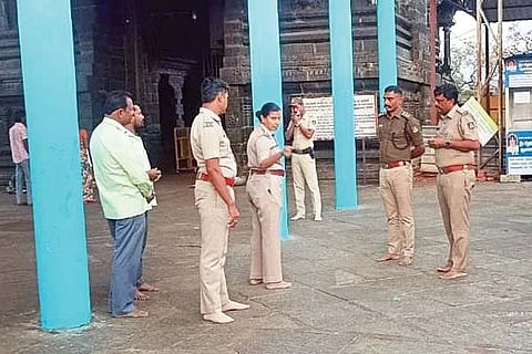 ಹೂವಿನಹಡಗಲಿ ತಾಲೂಕಿನ ಸುಕ್ಷೇತ್ರ ಮೈಲಾರದ ಮೈಲಾರಲಿಂಗೇಶ್ವರ ಕಾರ್ಣಿಕೋತ್ಸವ ಅಂಗವಾಗಿ ಎಸ್ಪಿ ಎಸ್.ಜಾಹ್ನವಿ ಗುರುವಾರ ದೇವಸ್ಥಾನಕ್ಕೆ ಭೇಟಿ ನೀಡಿ ಅಧಿಕಾರಿಗಳೊಂದಿಗೆ ಚರ್ಚಿಸಿದರು. ಡಿವೈಎಸ್ಪಿ ಸಂತೋಷ್ ಚೌವ್ಹಾಣ್, ಸಿಪಿಐ ದೀಪಕ್ ಆರ್.ಭೂಸರೆಡ್ಡಿ, ಪಿಎಸ್‌ಐ ಭರತ್‌ಪ್ರಕಾಶ್ ಇತರರಿದ್ದರು.