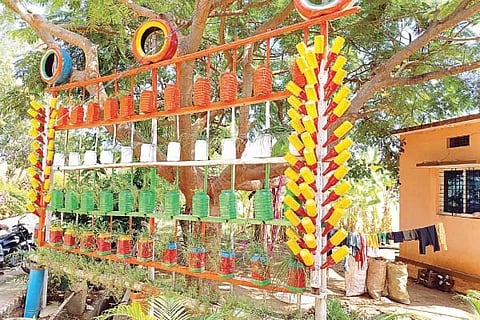 ಹೂವಿನಹಡಗಲಿ ಪುರಸಭೆಯ ಘನತ್ಯಾಜ್ಯ ವಿಲೇವಾರಿ ಘಟಕದಲ್ಲಿ ಪೌರಕಾರ್ಮಿಕರು ನಿರ್ಮಿಸಿರುವ ಅಲಂಕಾರಿಕ ಕಲಾಕೃತಿ.