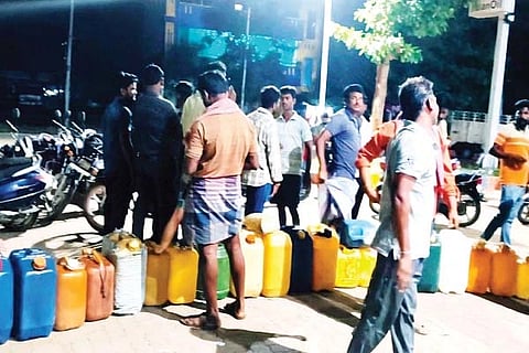 ಹೂವಿನಡಹಗಲಿಯ ಹೊಳಗುಂದಿ ರಸ್ತೆಯಲ್ಲಿರುವ ಪೆಟ್ರೋಲ್ ಬಂಕ್‌ನಲ್ಲಿ ಪೆಟ್ರೋಲ್ ಮತ್ತು ಡೀಸೆಲ್ ತುಂಬಿಸಿಕೊಳ್ಳಲು ಜನರು ಬುಧವಾರ ರಾತ್ರಿ ಸರದಿ ಸಾಲಿನಲ್ಲಿ ನಿಂತಿರುವುದು.