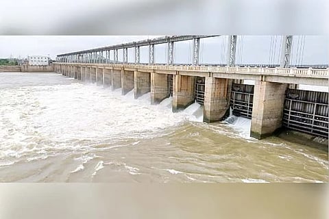 ಹೂವಿನಹಡಗಲಿ ತಾಲೂಕಿನ ಸಿಂಗಟಾಲೂರು ಏತ ನೀರಾವರಿ ಬ್ಯಾರೇಜಿನಿಂದ ಶುಕ್ರವಾರ ನದಿಗೆ 42236 ಕ್ಯೂಸೆಕ್ ನೀರು ಹರಿಸಲಾಯಿತು.