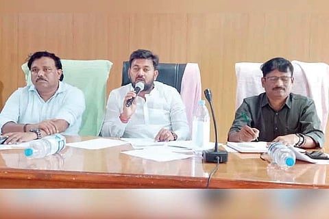 ಹೂವಿನಹಡಗಲಿ ತಾಪಂ ರಾಜೀವಗಾಂಧಿ ಸಭಾಂಗಣದಲ್ಲಿ ಆಯೋಜಿಸಿದ್ದ ಬರ ನಿರ್ವಹಣೆ ಟಾಸ್ಕ್‌ಫೋರ್ಸ್ ಸಭೆಯಲ್ಲಿ ಶಾಸಕ ಎಲ್.ಕೃಷ್ಣನಾಯ್ಕ ಮಾತನಾಡಿದರು. ತಹಸೀಲ್ದಾರ್ ಕೆ.ಎಂ.ಗುರುಬಸವರಾಜ, ತಾಪಂ ಇಒ ಜಿ.ಪರಮೇಶ್ವರ ಇದ್ದರು.