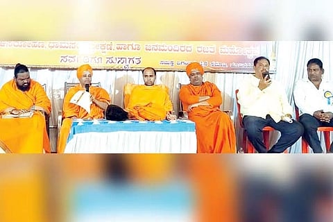 ಹೂವಿನಹಡಗಲಿ ಪಾರ್ಶ್ವನಾಥ ದಿಗಂಬರ ಜೈನ ಬಸದಿ ಗೋಪುರ ಕಲಶಾರೋಹಣ ಕಾರ್ಯಕ್ರಮದ ಅಂಗವಾಗಿ ಆಯೋಜಿಸಿದ್ದ  ಧರ್ಮಸಭೆಯಲ್ಲಿ ಶಾಖಾ ಗವಿಮಠದ ಡಾ.ಹಿರಿಶಾಂತವೀರ ಸ್ವಾಮೀಜಿ ಮಾತನಾಡಿದರು. ಹೊಂಬುಜದ ದೇವೇಂದ್ರ ಕೀರ್ತಿ ಭಟ್ಟಾರಕ ಸ್ವಾಮೀಜಿ, ಹಿರೇಮಲ್ಲನಕೆರೆ ಮಠದ ಚನ್ನಬಸವ ಸ್ವಾಮೀಜಿ, ಚೌಕಿಮಠದ ಗಾಡಿತಾತ, ಜೈನ ಸಮಾಜದ ತಾಲೂಕು ಅಧ್ಯಕ್ಷ ಪ್ರಶಾಂತ  ಜೈನ್ ಇತರರಿದ್ದರು.
