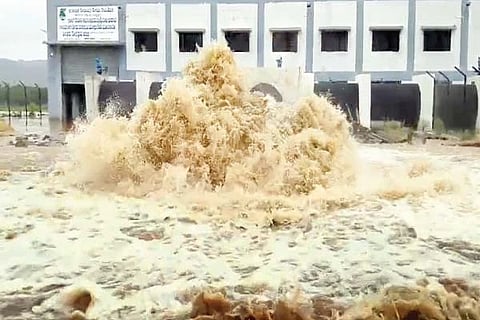 ರಾಜವಾಳ ಬಳಿ ನೀರಿನ ಯೋಜನೆಯ ಬೃಹತ್ ಪೈಪ್‌ಲೈನ್‌ಗೆ ಕಿಂಡಿ ಬಿದ್ದ ಪರಿಣಾಮ ಅಪಾರ ನೀರು ಹೊರಹೊಮ್ಮಿ ಪೋಲಾಗಿರುವುದು.