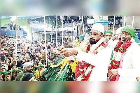 ಹೂವಿನಹಡಡಗಲಿಯಲ್ಲಿ ಯಮನೂರು ಸ್ವಾಮಿ ಉರುಸ್ ಕಾರ್ಯಕ್ರಮದಲ್ಲಿ ವಂಶಪಾರಂಪರ್ಯ ಮುಜಾವರರು ನೀರಿನಿಂದ ದೀಪ ಬೆಳಗಿಸುವ ಪವಾಡ ಮಾಡಿದರು.