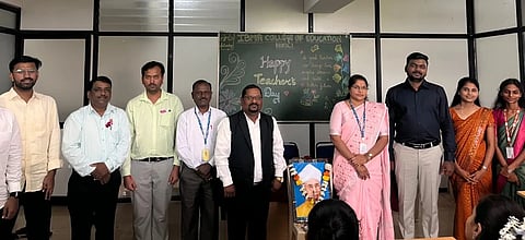 ibmr teachers ಹುಬ್ಬಳ್ಳಿಯ ಐಬಿಎಂಆರ್​ ಶಿಕ್ಷಣ ಮಹಾವಿದ್ಯಾಲಯದಲ್ಲಿ ಏರ್ಪಡಿಸಿದ್ದ ಶಿಕ್ಷಕರ ದಿನಾಚರಣೆಯಲ್ಲಿ ಪಾಲ್ಗೊಂಡ ಪ್ರಾಧ್ಯಾಪಕರು, ವಿದ್ಯಾರ್ಥಿಗಳು.