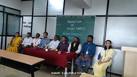 science model ಹುಬ್ಬಳ್ಳಿಯ ಐಬಿಎಂಆರ್​ ಶಿಕ್ಷಣ ಮಹಾವಿದ್ಯಾಲಯದಲ್ಲಿ ಗುರುವಾರ ಏರ್ಪಡಿಸಿದ್ದ ವಿಜ್ಞಾನ ಮಾದರಿ ತಯಾರಿಕೆ ಕಾರ್ಯಾಗಾರದಲ್ಲಿ ಅಗಸ್ತ್ಯ ಫೌಂಡೇಷನ್ ಸಂಯೋಜಕ ಅಶೋಕ ಗುಜಮಾಗಡಿ, ಪ್ರಾಚಾರ್ಯ ಡಾ. ಶಂಕರ ಚಕ್ರವರ್ತಿ, ಪ್ರಕಾಶ ಇಳಕಲ್ಲ, ಜೆ.ಕೆ. ಇಳಿಗೇರ, ಪ್ರವಿಣ, ಆಯಿಷಾ, ಶಾರದಾ ಡಂಬಳ ಇತರರು ಪಾಲ್ಗೊಂಡಿದ್ದರು.
