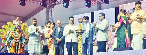 ibmr utsav ಹುಬ್ಬಳ್ಳಿಯ ವಿದ್ಯಾನಗರ ಐಬಿಎಂಆರ್​ ಕಾಲೇಜಿನಲ್ಲಿ ಗುರುವಾರ ಏರ್ಪಡಿಸಿದ್ದ ಐಸಿರಿ ಉತ್ಸವವನ್ನು ಕವಿವಿ ಕುಲಸಚಿವ ಡಾ. ಮೃತ್ಯುಂಜಯ ಅಗಡಿ ಉದ್ಘಾಟಿಸಿದರು. ವಿನಯಚಂದ್ರ ಮಹೇಂದ್ರಕರ, ಡಾ. ಎಚ್​.ವಿ. ಬೆಳಗಲಿ, ಡಾ. ಇಗ್ನೇಶ್​ ಸಕ್ರಿ, ಡಾ. ರೇಖಾ ಮಹೇಂದ್ರಕರ, ಅಣ್ಣಪ್ಪ ಕೊರವರ ಇತರರು ಇದ್ದರು.