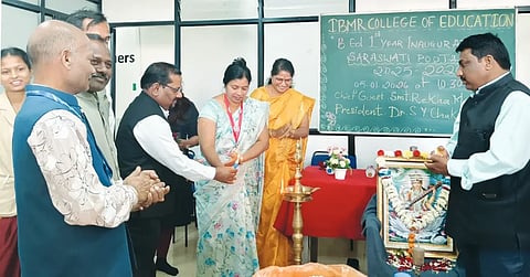 teacher ಹುಬ್ಬಳ್ಳಿಯ ಐಬಿಎಂಆರ್​ ಬಿ.ಇಡಿ ಕಾಲೇಜಿನಲ್ಲಿ ಪ್ರಥಮ ವರ್ಷದ ವಿದ್ಯಾರ್ಥಿಗಳ ಸ್ವಾಗತ ಸಮಾರಂಭವನ್ನು ಡಾ. ರೇಖಾ ಮಹೇಂದ್ರಕರ ಉದ್ಘಾಟಿಸಿದರು. ಡಾ. ಶಂಕರ ಚಕ್ರವರ್ತಿ ಇತರರು ಇದ್ದರು.