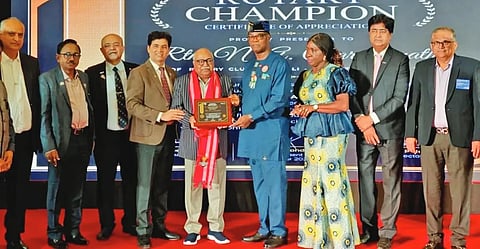 rotary champion ಗೋವಾದಲ್ಲಿ ಏರ್ಪಡಿಸಿದ್ದ ಸಮಾರಂಭದಲ್ಲಿ ಡಾ. ಎನ್​.ಎ. ಚರಂತಿಮಠ ಅವರಿಗೆ ನ್ಯಾಷನಲ್​ ರೋಟರಿ ಚಾಂಪಿಯನ್​ ಗೌರವ ನೀಡಲಾಯಿತು.