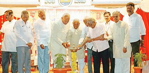 IGH college ಹುಬ್ಬಳ್ಳಿಯ ಉಣಕಲ್ಲ ತರಳಬಾಳು ಕ್ಯಾಂಪಸ್​ನಲ್ಲಿ ಏರ್ಪಡಿಸಿದ್ದ ತರಳಬಾಳು ಕಲಾ ಸೌರಭ ಹಾಗೂ ವಾರ್ಷಿಕ ಸ್ನೇಹ ಸಮ್ಮೇಳನವನ್ನು ಕೆಎಲ್​ಇ ನಿರ್ದೇಶಕ ಶಂಕರಣ್ಣ ಮುನವಳ್ಳಿ ಉದ್ಘಾಟಿಸಿದರು. ಪಾಲಿಕೆ ಸದಸ್ಯ ರಾಜಣ್ಣ ಕೊರವಿ, ಆರ್​.ವಿ. ಪಾಟೀಲ, ಶಿವಾನಂದ ಹೆಬಸೂರ, ಶಿವಣ್ಣ ಹಂಗರಕಿ, ಸೋಮನಗೌಡ ಪಾಟೀಲ, ಇತರರು ಪಾಲ್ಗೊಂಡಿದ್ದರು.