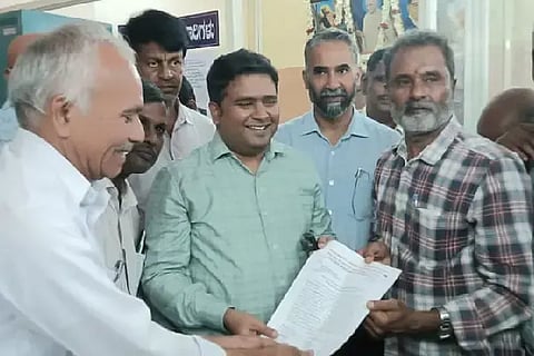  ಪೇಪರ್‌ಲೆಸ್ ನೋಂದಣಿ ದಸ್ತಾವೇಜು ಹಸ್ತಾಂತರ ಮಾಡುತ್ತಿರುವ ಐಜಿಆರ್