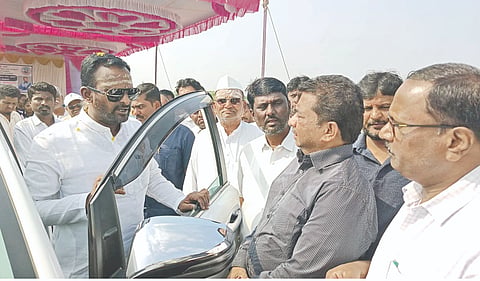  ಇಳಕಲ್ಲದ ವಿಜಯ ಮಹಾಂತೇಶ ಕರ್ತೃ ಗದ್ದುಗೆ ಹಿಂದಿನ ರಸ್ತೆಯಲ್ಲಿ ಡಾ.ಬಿ.ಆರ್.ಅಂಬೇಡ್ಕರ್ ವಸತಿ ಶಾಲೆ ನಿರ್ಮಾಣಕ್ಕೆ ಭೂಮಿ ಪೂಜೆಗೆ ಸಂದರ್ಭದಲ್ಲಿ ಶಾಸಕ ವಿಜಯಾನಂದ ಕಾಶಪ್ಪನವರ ಅಧಿಕಾರಿಗಳನ್ನು ತರಾಟೆಗೆ ತೆಗೆದುಕೊಂಡರು. 