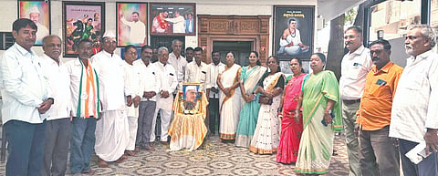  ಇಳಕಲ್ಲದ ಕಾಂಗ್ರೆಸ್ ಕಾರ್ಯಾಲಯದಲ್ಲಿ ಮಾಜಿ ಪ್ರಧಾನಿ ಪಂಡಿತ್ ಜವಾಹರ್‌ಲಾಲ್ ನೆಹರೂ ಜಯಂತಿ ಶುಕ್ರವಾರ ಆಚರಿಸಲಾಯಿತು. ಮಾಜಿ ಶಾಸಕಿ ಗೌರಮ್ಮ ಕಾಶಪ್ಪನವರ, ನಗರಸಭೆ ಅಧ್ಯಕ್ಷೆ ಸುಧಾರಾಣಿ ಸಂಗಮ, ಮಲ್ಲು ಮಡಿವಾಳರ, ಯಲ್ಲಪ್ಪ ರಾಜಾಪುರ, ಶಬ್ಬೀರ ಭಾಗವಾನ, ಮಹಾಂತೇಶ ಹನಮನಾಳ ಇದ್ದರು.