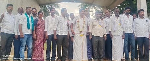 ಪಿರಿಯಾಪಟ್ಟಣ ತಾಲೂಕು ಅಲನಹಳ್ಳಿ ಡೇರಿಗೆ ಚುನಾಯಿತರಾದ ನೂತನ ನಿರ್ದೇಶಕರು ಬೆಂಬಲಿಗರ ಜತೆ ಸಂಭ್ರಮಿಸಿದರು.