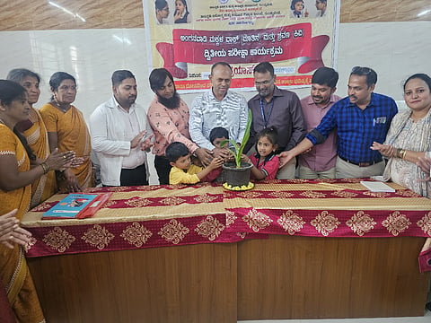 ಗುಂಡ್ಲುಪೇಟೆ ತಾಲೂಕಿನ ತೆರಕಣಾಂಬಿ ಗ್ರಾಮದಲ್ಲಿ ಆರೋಗ್ಯ ಇಲಾಖೆಯ ವತಿಯಿಂದ ಆಯೋಜಿಸಿದ್ದ ಸಭೆಯನ್ನು ಡಾ.ಚಿದಂಬರಂ ಉದ್ಘಾಟಿಸಿದರು. ಡಾ.ಅಲೀಂಪಾಷ, ಡಾ.ಹರೀಶ್, ಡಾ.ಶಾಶ್ವತ್ ಇದ್ದರು.