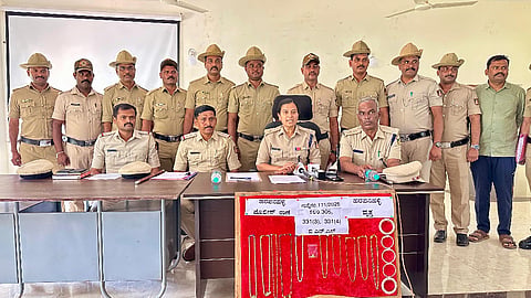 ಹರಪನಹಳ್ಳಿ ಶಾಸಕರ ಕಚೇರಿಯಲ್ಲಿ ಕಳ್ಳತನ ಪ್ರಕರಣ ಬಂಧಿತರಿAದ 11.65 ಲಕ್ಷ ರೂ. ಮೌಲ್ಯದ ಬಂಗಾರ, ಬೆಳ್ಳಿ ಆಭರಣಗಳ ವಶ ಪಡೆದ ಪೊಲೀಸರು.