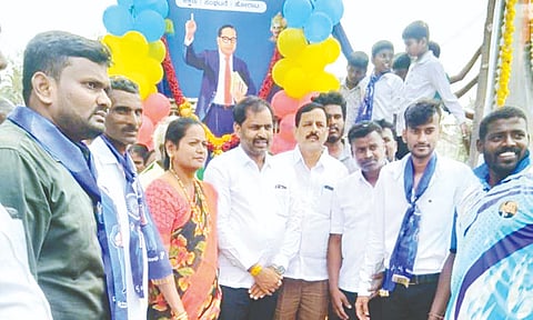 ಸಾಲಿಗ್ರಾಮ ತಾಲೂಕಿನ ಉದಯಗಿರಿ ಗ್ರಾಮದಲ್ಲಿ ನೂತನ ಡಾ.ಅಂಬೇಡ್ಕರ್ ನಾಮಫಲಕವನ್ನು ಶಾಸಕ ಡಿ.ರವಿಶಂಕರ್ ಅನಾವರಣಗೊಳಿಸಿದರು. ಹೆಬ್ಬಾಳ್ ದಿವಾಕರ್, ರಾಂಪುರ ಲೋಕೇಶ್, ಸಂತೋಷ್, ರಾಮಚಂದ್ರ, ಜವರಯ್ಯ, ರಮೇಶ್, ರವಿ, ಹರೀಶ್ ಇತರರು ಇದ್ದರು. 