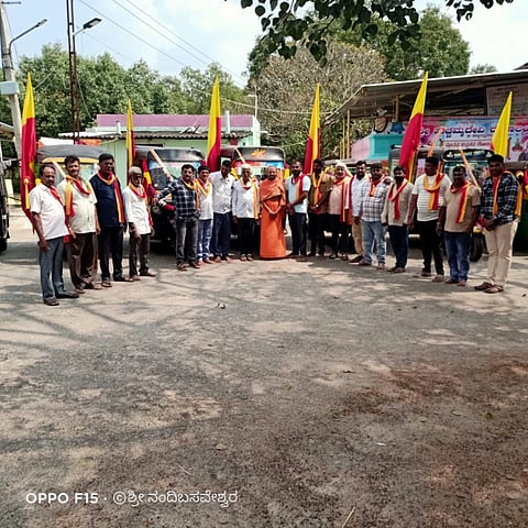 ಮದ್ದೂರು  ತಾಲೂಕಿನ ಚಿಕ್ಕಂಕನಹಳ್ಳಿಯ ಶ್ರೀ ನಂದಿ ಬಸವೇಶ್ವರಸ್ವಾಮಿ ದೇಗುಲದಲ್ಲಿ ಕೆಸ್ತೂರು ಆಟೋ ಚಾಲಕರ ಸಂಘದ ವತಿಯಿಂದ ಕನ್ನಡ ರಾಜ್ಯೋತ್ಸವದ ಅಂಗವಾಗಿ ವಿಶೇಷ ಪೂಜೆ ಸಲ್ಲಿಸಿದರು. ಕಲ್ಲೇಶ್‌ಕುಮಾರ್, ಯೋಗೇಶ್, ಶಿವಕುಮಾರ್, ರವಿ, ಶಿವು ಇದ್ದರು.