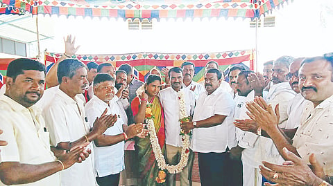 ಬಾಗೂರು ಹೋಬಳಿ ಕೇಂದ್ರದಲ್ಲಿ ಜೆಡಿಎಸ್ ಪಕ್ಷ ಆಯೋಜಿಸಿದ್ದ ಕಾರ್ಯಕರ್ತರ ಸಭೆಯಲ್ಲಿ ಕಾಂಗ್ರೆಸ್ ಬೆಂಬಲಿತ ಗ್ರಾಪಂ ಸದಸ್ಯೆ ರೇಣುಕಾ ಕಾಳೇಶ್ ಅವರು ಕಾಂಗ್ರೆಸ್ ಪಕ್ಷ ತೊರೆದು ಶಾಸಕ ಸಿ.ಎನ್.ಬಾಲಕೃಷ್ಣ ಅವರ ಸಮ್ಮುಖದಲ್ಲಿ ಜೆಡಿಎಸ್ ಪಕ್ಷ ಸೇರ್ಪಡೆಗೊಂಡರು. ಬಿ.ಎಚ್. ಶಿವಣ್ಣ, ಚಂದ್ರಣ್ಣ, ಭುವನಹಳ್ಳಿ ಯೋಗೇಶ್, ಬಸವರಾಜ್, ಕುಂಬಾರಳ್ಳಿ ರಮೇಶ್, ಶಿವಶಂಕರ್ ಕುಂಟೆ, ಹರೀಶ್, ಮನು, ಇದ್ದರು.