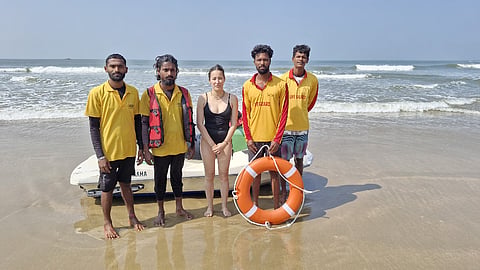 ವಿದೇಶಿ ಮಹಿಳೆಯನ್ನು ಜೀವ ರಕ್ಷಕ ಸಿಬ್ಬಂದಿ ರಕ್ಷಿಸಿದರು.