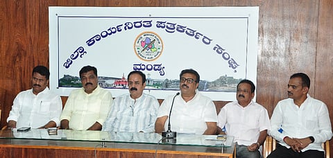 ಮಂಡ್ಯದಲ್ಲಿ ಆಯೋಜಿಸಿದ್ದ ಸುದ್ದಿಗೋಷ್ಠಿ ಮಾಜಿ ಶಾಸಕ ರವೀಂದ್ರ ಶ್ರೀಕಂಠಯ್ಯ ಮಾತನಾಡಿದರು.