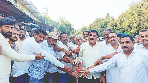 ಪಟ್ಟಣದ ಸರ್ಕಾರಿ ಇಂಜಿನಿಯರಿಂಗ್ ಕಾಲೇಜು, ನ್ಯಾಯಾಲಯದ ಮುಂಭಾಗದಿಂದ ಟಿ.ಬಿ.ಸರ್ಕಲ್ ಮಾರ್ಗವಾಗಿ ಮೈಸೂರು-ಚನ್ನರಾಯಪಟ್ಟಣ ಮುಖ್ಯ ರಸ್ತೆಯ ಎರಡೂ ಬದಿಯಲ್ಲಿ ಪಾರ್ಕಿಂಗ್, ವಾಕಿಂಗ್ ಪಾತ್, ರಸ್ತೆ ಮಧ್ಯದಲ್ಲಿ ಡಿವೈಡರ್ ನಿರ್ಮಾಣ ಕಾಮಗಾರಿಗೆ ಶಾಸಕ ಎಚ್.ಟಿ.ಮಂಜು ಭೂಮಿಪೂಜೆ ನೆರವೇರಿಸಿದರು. ಎಚ್.ಕೆ.ಅಶೋಕ್, ಕೆ.ಆರ್.ಹೇಮಂತಕುಮಾರ್ ಇತರರು ಇದ್ದರು.