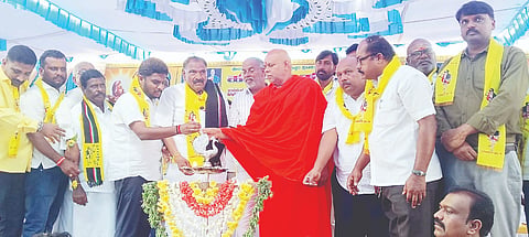 ಅರಸೀಕೆರೆ ನಗರದಲ್ಲಿ ಆಯೋಜಿಸಿದ್ದ ಕನಕ ಜಯಂತಿ ಸಮಾರಂಭವನ್ನು ಸಂಸದ ಶ್ರೇಯಸ್ ಪಟೇಲ್ ಉದ್ಘಾಟಿಸಿದರು. ಶ್ರೀ ಶಿವಾ ನಂದಪುರಿ ಸ್ವಾಮೀಜಿ , ಕೆ.ಎಂ.ಶಿವಲಿಂಗೇಗೌಡ, ಪಟೇಲ್ ಶಿವಪ್ಪ, ಬಿಳಿಚೌಡಯ್ಯ ಇತರರಿದ್ದರು.