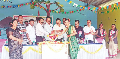 ಕೆ.ಆರ್.ಪೇಟೆ ತಾಲೂಕಿನ ಬಲ್ಲೇನಹಳ್ಳಿ ಸರ್ಕಾರಿ ಪ್ರೌಢಶಾಲೆಯಲ್ಲಿ ಆಯೋಜಿಸಿದ್ದ ಬೂಕನಕೆರೆ ಹೋಬಳಿ ಮಟ್ಟದ ಪ್ರೌಢಶಾಲಾ ಹಂತದ ಪ್ರತಿಭಾ ಕಾರಂಜಿ ಕಾರ್ಯಕ್ರಮವನ್ನು ಶಿಕ್ಷಣ ಸಂಯೋಜಕ ಎಂ.ಎಸ್.ಸುರೇಶ್ ಉದ್ಘಾಟಿಸಿದರು. ಶಿವಣ್ಣ, ಮನು, ಆರ್.ಪಿ.ನಂದೀಶ್, ನಾಗೇಂದ್ರ, ಮಹೇಶ್‌ಕುಮಾರ್ ಇತರರಿದ್ದರು.