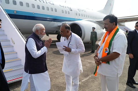 ಪ್ರಧಾನಿ ನರೇಂದ್ರ ಮೋದಿ ಅವರನ್ನು ಸಚಿವ ದಿನೇಶ್ ಗುಂಡೂರಾವ್ ಸ್ವಾಗತಿಸಿದರು.