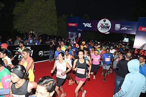 Marathon ಹುಬ್ಬಳ್ಳಿಯ ಗೋಕುಲ ರಸ್ತೆ ಕೆಎಲ್ ಇ ತಾಂತ್ರಿಕ ಮಹಾವಿದ್ಯಾಲಯ ಆವರಣದಲ್ಲಿ ಏರ್ಪಡಿಸಿದ್ದ ಹುಬ್ಬಳ್ಳಿ ಹಾಫ್ ಮ್ಯಾರಾಥಾನ್ ನಲ್ಲಿ ಪಾಲ್ಗೊಂಡ ಜನರು.