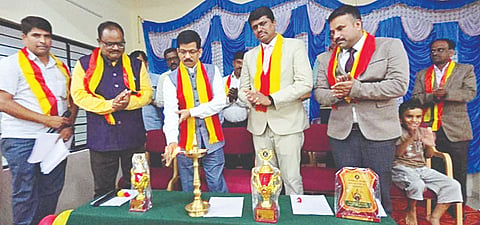 ಗುಂಡ್ಲುಪೇಟೆ ನ್ಯಾಯಾಲಯದ ಆವರಣದಲ್ಲಿ ಆಯೋಜಿಸಿದ್ದ ರಾಜ್ಯೋತ್ಸವ ಕಾರ್ಯಕ್ರಮವನ್ನು ಬಸವರಾಜ ತಳವಾರ್ ಉದ್ಘಾಟಿಸಿದರು. ಎಂ.ಟಿ.ದೀಪು, ಗಿರೀಶ್ ಇತರರು ಇದ್ದರು.