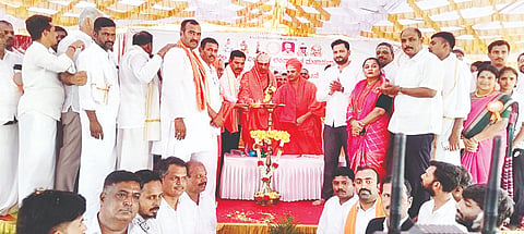 ತಿ.ನರಸೀಪುರ ಪಟ್ಟಣದ ಎಪಿಎಂಸಿ ಆವರಣದಲ್ಲಿ ಬುಧವಾರ ಏರ್ಪಡಿಸಿದ್ದ ವೀರಶೈವ ಲಿಂಗಾಯತ ಮಹಾಸಭಾ ನವೀಕೃತ ಸಭಾ ಭವನ ಉದ್ಘಾಟನೆ ಸಮಾರಂಭ ಹಾಗೂ ಧಾರ್ಮಿಕ ಸಭೆಯನ್ನು ಬಿಜೆಪಿ ರಾಜ್ಯಾಧ್ಯಕ್ಷ ಬಿ.ವೈ.ವಿಜಯೇಂದ್ರ ಉದ್ಘಾಟಿಸಿದರು. ಶ್ರೀ ಶಿವರಾತ್ರಿ ದೇಶಿಕೇಂದ್ರ ಸ್ವಾಮೀಜಿ, ಶ್ರೀ ಶ್ರೀಶಿವಸಿದ್ದೇಶ್ವರ ಸ್ವಾಮಿಜಿ , ಶ್ರೀ ಸಿದ್ದಲಿಂಗ ಶಿವಾಚಾರ್ಯ ಸ್ವಾಮೀಜಿ ಇತರರು ಇದ್ದರು.