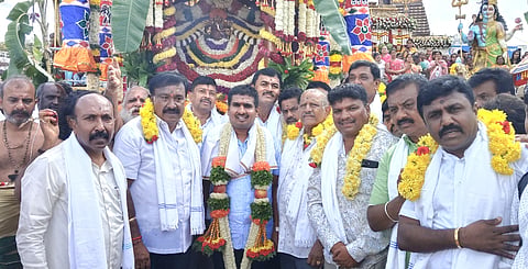 ಶ್ರೀ ಬಯಲು ಉದ್ಭವ ವ್ನಿಶ್ವರ ಸ್ವಾಮಿ ಬ್ರಹ್ಮರಥೋತ್ಸವ ಹಾಗೂ ಕಡಲೆಕಾಯಿ ಪರಿಷೆಯಲ್ಲಿ ಶಾಸಕ ಶ್ರೀನಿವಾಸ್​,. ನಗರಸಭೆ ನಿಕಟಪೂರ್ವ ಅಧ್ಯೆ ಪೂರ್ಣಿಮಾ ಸುಗ್ಗರಾಜು, ಮಾಜಿ ಅಧ್ಯೆ ಲತಾ ಹೇಮಂತ್​ ಕುಮಾರ್​, ಉಪಾಧ್ಯಕ್ಷ ಆನಂದ್​,  ಸದಸ್ಯರಾದ ಸಿ.ಪ್ರದಿಪ್​, ನರಸಿಂಹಮೂರ್ತಿ, ಅಂಜನಮೂರ್ತಿ, ಶಿವಕುಮಾರ್​, ಚೇತನ್​ ಇತರರಿದ್ದರು. 