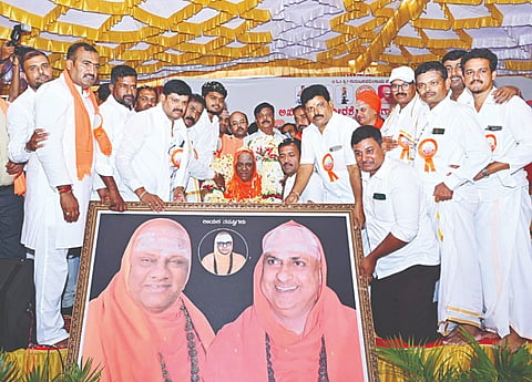 ತಿ.ನರಸೀಪುರ ಪಟ್ಟಣದ ಎಪಿಎಂಸಿ ಆವರಣದಲ್ಲಿ ಆಯೋಜಿಸಿದ್ದ ನವೀಕೃತ ಸಭಾ ಭವನ ಉದ್ಘಾಟನೆ ಹಾಗೂ ಧಾರ್ಮಿಕ ಸಭೆಯ ಕಾರ್ಯಕ್ರಮದಲ್ಲಿ ವಾಟಾಳು ಮಠದ ಶ್ರೀಗಳನ್ನು ಪೂಜಿತ್ ಮೆಡಿಕಲ್ಸ್ ಕುಮಾರ ಸ್ನೇಹ ಬಳಗದ ವತಿಯಿಂದ ಬೃಹದಾಕಾರದ ಭಾವಚಿತ್ರ ಪ್ರದಾನ ಮಾಡಿ ಸನ್ಮಾನಿಸಲಾಯಿತು. ಡಾ. ಎಚ್.ಸಿ. ಮಹದೇವಪ್ಪ, ಯತೀಂದ್ರ ಸಿದ್ದರಾಮಯ್ಯ, ಸಿ.ಎಂ.ಪ್ರಕಾಶ್, ಕೆ.ವಿ.ಶಿವಶಂಕರ್, ಎಸ್.ಕೆ. ಕಿರಣ, ಮೂಗೂರು ಕುಮಾರಸ್ವಾಮಿ ಇತರರು ಇದ್ದರು.
