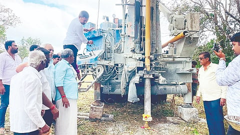 ಆಲೂರು ತಾಲೂಕಿನ ನೇರಳೆಕೆರೆ ಗ್ರಾಮದಲ್ಲಿ ಗಂಗಾ ಕಲ್ಯಾಣ ಯೋಜನೆಯಡಿ ಫಲಾನುಭವಿಗಳ ಜಮೀನಿನಲ್ಲಿ ಕೊಳವೆಬಾವಿ ಕೊರೆಯುವ ಕಾರ್ಯಕ್ಕೆ ಶಾಸಕ ಸಿಮೆಂಟ್ ಮಂಜು ಸಾಂಕೇತಿಕವಾಗಿ ಚಾಲನೆ ನೀಡಿದರು.
