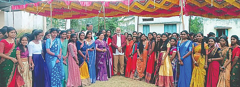 ಅರಕಲಗೂಡು ತಾಲೂಕಿನ ದೊಡ್ಡಮಗ್ಗೆ ಸರ್ಕಾರಿ ಪದವಿ ಪೂರ್ವ ಕಾಲೇಜಿನಲ್ಲಿ ಆಯೋಜಿಸಿದ್ದ ಆಹಾರ ಮೇಳ ಹಾಗೂ ಕ್ಯಾಂಟೀನ್ ಡೇ ಕಾರ್ಯಕ್ರಮಕ್ಕೆ ಶಾಸಕ ಎ.ಮಂಜು ಚಾಲನೆ ನೀಡಿದರು. ಅಂಜುಂ ಫರ್ಜಾನ್, ಮಂಜುನಾಥ್ ಇತರರು ಇದ್ದರು.