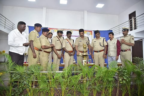 ಚಾಮರಾಜನಗರದ ಪೊಲೀಸ್ ಭವನದಲ್ಲಿ ಆಯೋಜಿಸಿದ್ದ ಕಾರ್ಯಕ್ರಮವನ್ನು ಡಿವೈಎಸ್ಪಿ ಧಮೇರ್ಂದ್ರ ಉದ್ಘಾಟಿಸಿದರು. ಜಿ.ಆರ್.ಸೋಮಣ್ಣ, ಎಸ್.ಜಿ..ಮಹಾಲಿಂಗಸ್ವಾಮಿ, ಆರ್.ಚಂದನ್, ಕುಂಚನೂರು ಇನ್ನಿತರರಿದ್ದರು. 