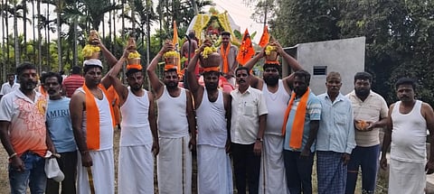 ಅರಕಲಗೂಡು ತಾಲೂಕಿನ ಗೊಬ್ಬಳಿ ಕಾವಲು ಗ್ರಾಮದಲ್ಲಿ ಶನಿವಾರ ಹನುಮದ್ ವ್ರತಾಚರಣೆ ವಿಜೃಂಭಣೆಯಿಂದ ಜರುಗಿತು.