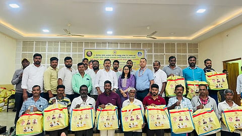 ಆಲೂರಿನಲ್ಲಿ ಬ್ರಿಡ್ಜ್ ಕೋರ್ಸ್ ತರಬೇತಿ ಹಾಗೂ ಕರ್ನಾಟಕ ಕಟ್ಟಡ ಮತ್ತು ಇತರ ನಿರ್ಮಾಣ ಕಾರ್ಮಿಕರ ಕಲ್ಯಾಣ ಮಂಡಳಿಯ ನೋಂದಾಯಿತ ಫಲಾನುಭವಿಗಳಿಗೆ ಶಾಸಕ ಸಿಮೆಂಟ್ ಮಂಜು ಸುರಕ್ಷತಾ ಕಿಟ್ ವಿತರಿಸಿದರು. ಯಮುನಾ,  ಆನಂದ್ ರಾಮ್,  ಟಿ.ರಾಕೇಶ್, ಎಂ. ಇ ಶೋಭಾ,  ಮಾವನೂರು ಮೋಹನ್,  ಅಬ್ಬನ ಕೃಷ್ಣಮೂರ್ತಿ,  ಜಿ.ಕೆ.ವೆಂಕಟೇಶ್, ನವೀನ್ ದಡಹಳ್ಳಿ,  ಹರೀಶ್ ಇತರರು ಇದ್ದರು. 