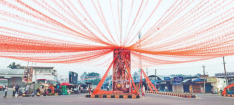 ಅರಕಲಗೂಡು ತಾಲೂಕಿನ ರಾಮನಾಥಪುರದಲ್ಲಿ ಆಯೋಜಿಸಿರುವ ಹನುಮ ಜಯಂತ್ಯುತ್ಸವಕ್ಕೆ ರಾರಾಜಿಸುತ್ತಿರುವ ಕೇಸರಿ ಬಾವುಟಗಳು.
