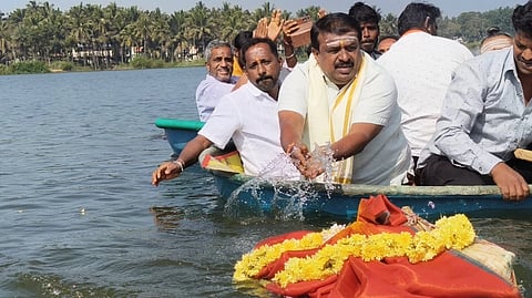 ನುಗ್ಗೇಹಳ್ಳಿ ಗ್ರಾಮದ ಹಿರೆಕೆರೆ ಏತ ನೀರಾವರಿ ಯೋಜನೆ ಮೂಲಕ ತುಂಬಿ ಹರಿದ ಹಿನ್ನೆಲೆಯಲ್ಲಿ ಶಾಸಕ ಸಿ.ಎನ್.ಬಾಲಕೃಷ್ಣ ಗಂಗೆ ಪೂಜೆ ನೆರವೇರಿಸಿ ತೆಪ್ಪದಲ್ಲಿ ತೆರಳಿ ಬಾಗಿನ ಅರ್ಪಿಸಿದರು. ಮಹೇಶ್ವರ ಸ್ವಾಮೀಜಿ, ನಾಗರಾಜ್, ದೊರೆಸ್ವಾಮಿ, ನಟರಾಜ, ಕೊಪ್ಪಲು ಮಂಜುನಾಥ ಸ್ವಾಮಿ ಇದ್ದರು. 