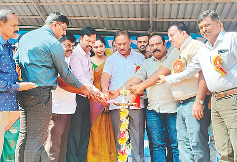 ಶ್ರೀರಂಗಪಟ್ಟಣದ ರಿವರ್ ವ್ಯಾಲಿ ಶಿಕ್ಷಣ ಸಂಸ್ಥೆಯಲ್ಲಿ ಶನಿವಾರ ಹಮ್ಮಿಕೊಂಡಿದ್ದ ತಾಲೂಕು ಹಂತದ ಪ್ರತಿಭಾ ಕಾರಂಜಿ ಹಾಗೂ ಕಲೋತ್ಸವ ಕಾರ್ಯಕ್ರಮಕ್ಕೆ ಎ.ಬಿ.ರಮೇಶ ಬಂಡಿಸಿದ್ದೇಗೌಡ ಉದ್ಘಾಟಿಸಿ ಚಾಲನೆ ನೀಡಿದರು. ಆರ್.ಆದರ್ಶ್, ಎಂ.ಎಲ್.ದಿನೇಶ್,  ಎಸ್.ಪಿ.ನಮ್ರತಾ, ಸಿದ್ದಲಿಂಗು ಇದ್ದರು.