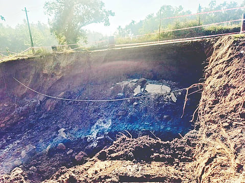ಬೇಲೂರು-ಕೊಡ್ಲಿಪೇಟೆ ರಾಜ್ಯ ಹೆದ್ದಾರಿ ತಡೆಗೋಡೆ ಆಲೂರು ತಾಲೂಕಿನ ಚನ್ನಾಪುರದ ಬಳಿ ಕುಸಿದಿರುವುದು. 