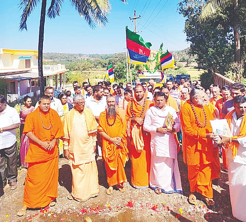 ಕಾರ್ಜುವಳ್ಳಿ ಹಿರೇಮಠದ ಲಿಂಗೈಕ್ಯ ಶ್ರೀ ರುದ್ರಮುನಿ ಶಿವಾಚಾರ್ಯ ಸ್ವಾಮೀಜಿಯ 47ನೇ ವರ್ಷದ ಪುಣ್ಯ ಸ್ಮರಣೋತ್ಸವ ಹಾಗೂ ಪ್ರಸ್ತುತ ಶ್ರೀಗಳಾದ ಸದಾಶಿವ ಸ್ವಾಮೀಜಿ ಪಟ್ಟಾಧಿಕಾರದ ಐದನೇ ವಾರ್ಷಿಕೋತ್ಸವ, ಶಿವಾಚಾರ್ಯರ ಸದ್ಧೋಧನಾ ಪಾದಯಾತ್ರೆಯಲ್ಲಿ ಭಕ್ತರಿಗೆ ಸಿದ್ಧಾಂತ ಶಿಖಾಮಣಿ ಗ್ರಂಥವನ್ನು ವಿತರಿಸಲಾಯಿತು. 