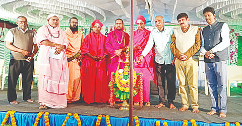 ಆಲೂರು ತಾಲೂಕು ಪಾಳ್ಯ ಹೋಬಳಿ ಕಾರ್ಜುವಳ್ಳಿಯಲ್ಲಿರುವ ಶ್ರೀಮದ್ ರಂಭಾಪುರಿ ವೀರಸಿಂಹಾಸನ ಶಾಖಾ ಶ್ರೀ ಸಂಸ್ಥಾನ ಹಿರೇಮಠದಲ್ಲಿ ಹಮ್ಮಿಕೊಂಡಿದ್ದ ಧರ್ಮ ಸದ್ಭಾವನಾ ಕಾರ್ಯಕ್ರಮವನ್ನು ಗಣ್ಯರು ಉದ್ಘಾಟಿಸುತ್ತಿರುವುದು. ಶ್ರೀ ಕೇದಾರಲಿಂಗ ಶಿವಶಾಂತವೀರ ಶಿವಾಚಾರ್ಯ ಸ್ವಾಮೀಜಿ, ಶ್ರೀ ಸದಾಶಿವ ಶಿವಾಚಾರ್ಯ ಸ್ವಾಮೀಜಿ, ಶ್ರೀ ಸಿದ್ಧಲಿಂಗ ಶಿವಾಚಾರ್ಯ ಸ್ವಾಮೀಜಿ, ಶ್ರೀ ಶಿವಯೋಗಿ ವಿಶ್ವಾರಾಧ್ಯ ಮಹಾಲಿಂಗ ಹಾಲ ಸ್ವಾಮೀಜಿ, ಶ್ರೀ ಸದಾಶಿವ ಶಿವಾಚಾರ್ಯ ಸ್ವಾಮೀಜಿ, ಶ್ರೀ ಚನ್ನ ಸಿದ್ದೇಶ್ವರ ಶಿವಾಚಾರ್ಯ ಸ್ವಾಮೀಜಿ, ಶ್ರೀ ಶಾಂತವೀರ ಮಲ್ಲಿಕಾರ್ಜುನ ಸ್ವಾಮೀಜಿ ಇದ್ದರು.