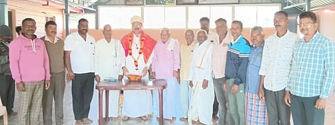  ವಾಲ್ಮೀಕಿ ಭವನಕ್ಕೆ ಅನುದಾನ ಬಿಡುಗಡೆ ಮಾಡಿಸಿದ ಡಿಸಿಸಿ ಬ್ಯಾಂಕ್ ನಿರ್ದೇಶಕ ದೊಡ್ಡಸ್ವಾಮಿ ಗೌಡ ಅವರನ್ನು ಹನಸೋಗೆ ಗ್ರಾಮದ ನಾಯಕ ಸಮಾಜದಿಂದ ಸನ್ಮಾನಿಸಲಾಯಿತು.