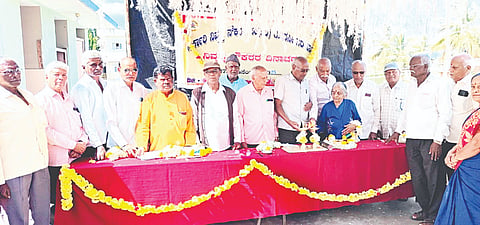 ತಿ.ನರಸೀಪುರ ಪಟ್ಟಣದ ಸರ್ಕಾರಿ ನೌಕರರ ಸಂಘದ ಆವರಣದಲ್ಲಿ ನಿವೃತ್ತ ನೌಕರರ ದಿನಾಚರಣೆಯನ್ನು ಆಯೋಜಿಸಲಾಗಿತ್ತು. ಎಂ.ಮಹದೇವಯ್ಯ, ಎಸ್.ವೆಂಕಟರಮಣಸ್ವಾಮಿ, ಎಂ.ಆರ್.ಪ್ರಭಾಮಣಿ, ಎಸ್.ಶಿವಣ್ಣ, ಜೆ.ಸಿದ್ದೇಗೌಡ, ಎಂ.ಗೋವಿಂದರಾಜು, ಕೆ.ವೀರಯ್ಯ, ಕೆ.ಕೆಂಚಪ್ಪ ಇತರರು ಇದ್ದರು.