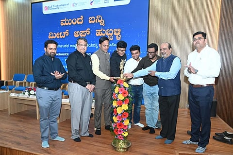 Mundhe banni ಹುಬ್ಬಳ್ಳಿಯ ಕೆಎಲ್​ಇ ಟೆಕ್​ ವಿವಿಯಲ್ಲಿ ಶನಿವಾರ ಏರ್ಪಡಿಸಿದ್ದ ಮುಂದೆ ಬನ್ನಿ ಕಾರ್ಯಕ್ರಮವನ್ನು ಪೊಲೀಸ್​ ಆಯುಕ್ತ ಎನ್​. ಶಶಿಕುಮಾರ ಉದ್ಘಾಟಿಸಿದರು. ಡಾ. ಅಶೋಕ ಶೆಟ್ಟರ್​, ಡಾ. ಪ್ರಕಾಶ ತೆವರಿ, ವಸಂತ ಶೆಟ್ಟಿ, ಚೇತನ ಶೆಟ್ಟರ್​ ಇತರರು ಇದ್ದರು.